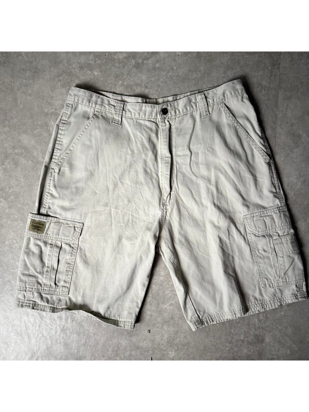 2000's Vintage Wrangler Cream Cargo Shorts -36W